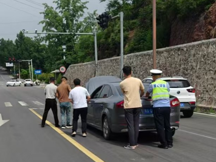 街头暖心瞬间 交警守护一路平安 - 图3