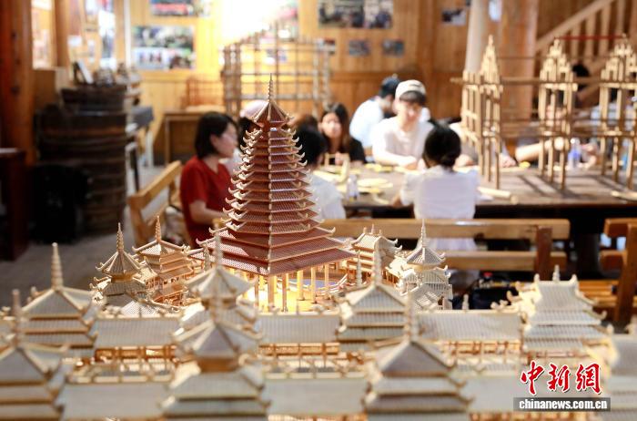学子广西侗寨体验木构建筑营造技艺 - 图4