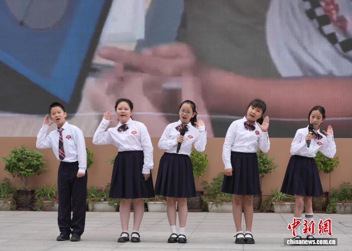 成都一小学嘉年华“AI+阅读”上新：孩子们在书香中追逐科技之光 - 图2