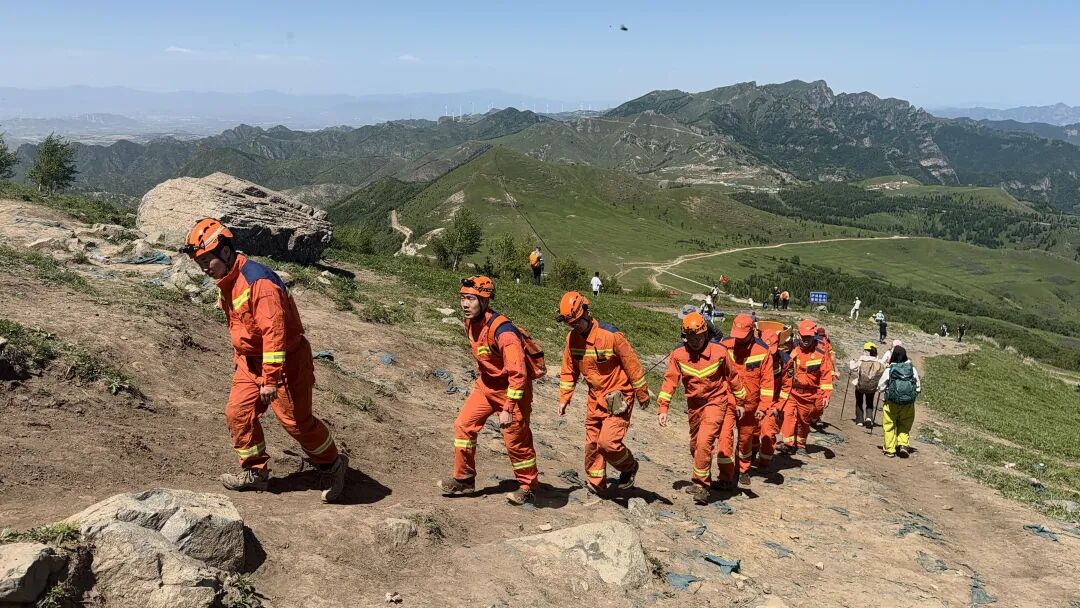 一男子在东灵山“北京之巅”牌楼做引体向上，崴脚被困山顶！消防员边救援边劝阻其他游客…… - 图1