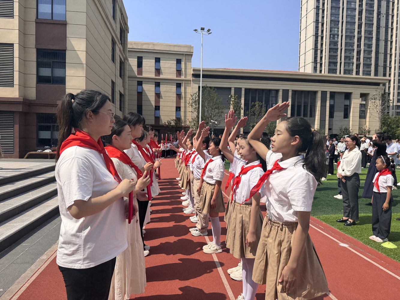 郑州市管城回族区紫荆山南路小学举行一年级新队员入队仪式 - 图1