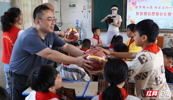 暖心现场！白露塘小学的孩子们迎来爱心大礼包 - 图4