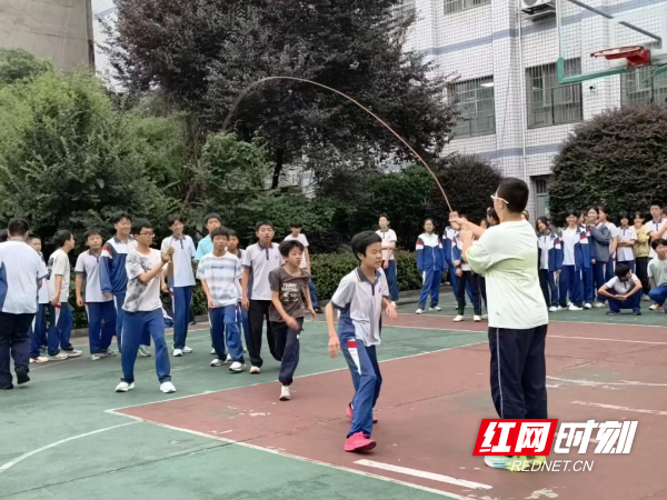 株洲市第十九中学开展初二年级跳长绳比赛 - 图2