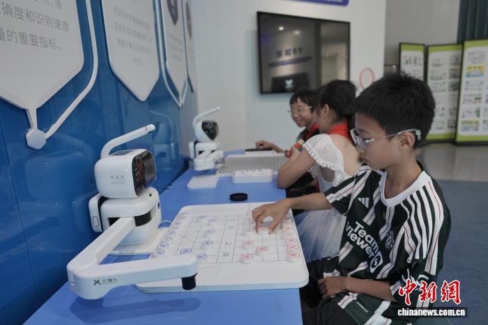 成都一小学嘉年华“AI+阅读”上新：孩子们在书香中追逐科技之光 - 图6