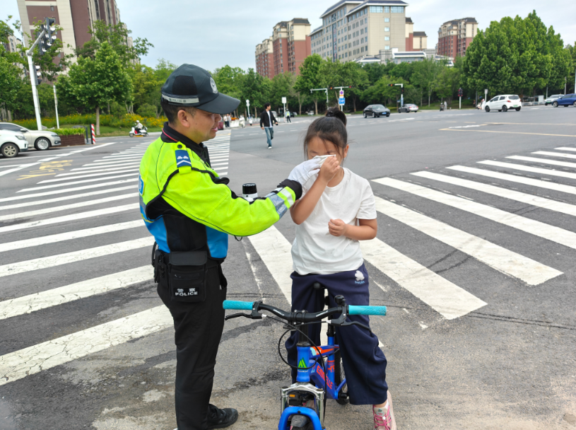 街头暖心瞬间 交警守护一路平安 - 图2
