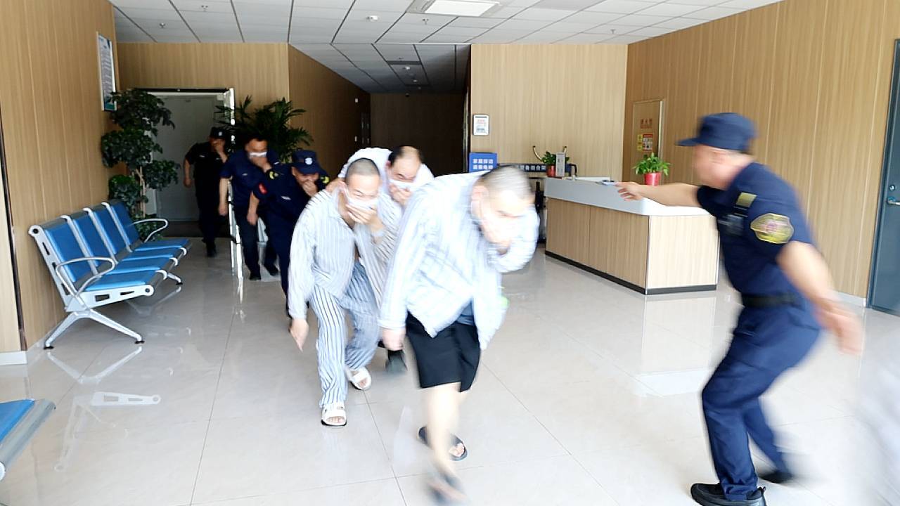济南神康医院开展消防培训与防暴演练，筑牢安全防线 - 图3