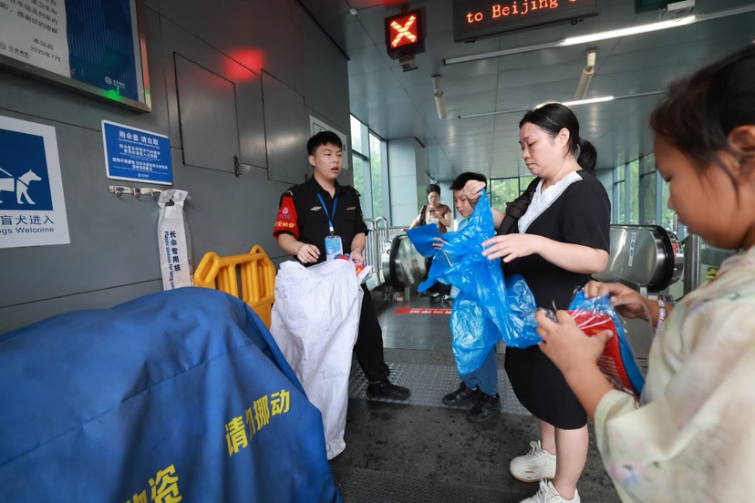北京地铁160万件雨衣已分发至各站，降雨时将免费发放 - 图1