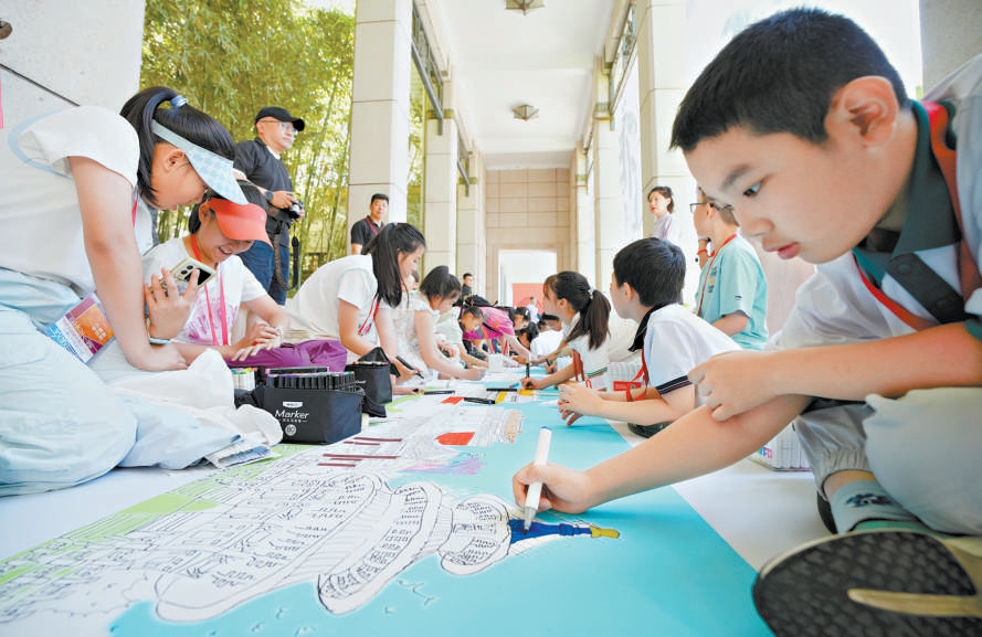 600名北京小学生美术馆里过“六一” - 图1