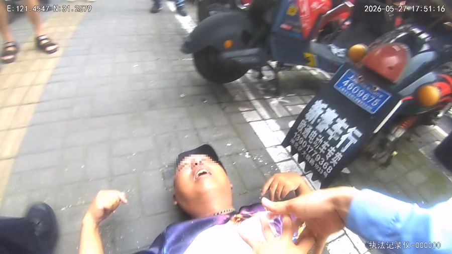 “胸口没起伏了！”上海民警跪地连线医生紧急施救，老人转危为安 - 图2