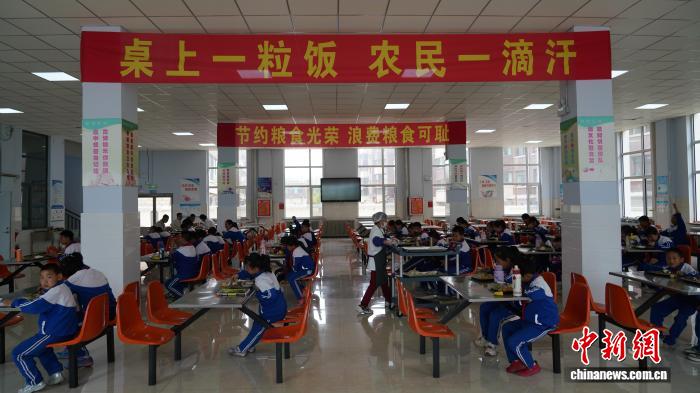 草原深处 一顿校园餐背后的守护 - 图3