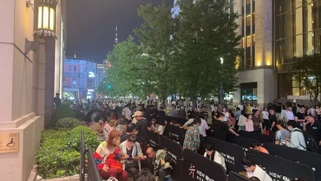 昨晚数百人在上海这里排队！有人下班路过直接加入，直呼“比预想的更火爆” - 图2