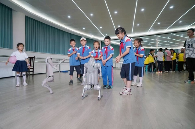 书香润童心，科技启未来：成都双流“六一”嘉年华点燃全民阅读新热潮 - 图1