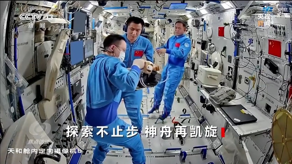 焦点访谈丨最长“太空出差”圆满收官 神舟二十一号乘组实现多个首次突破 - 图3