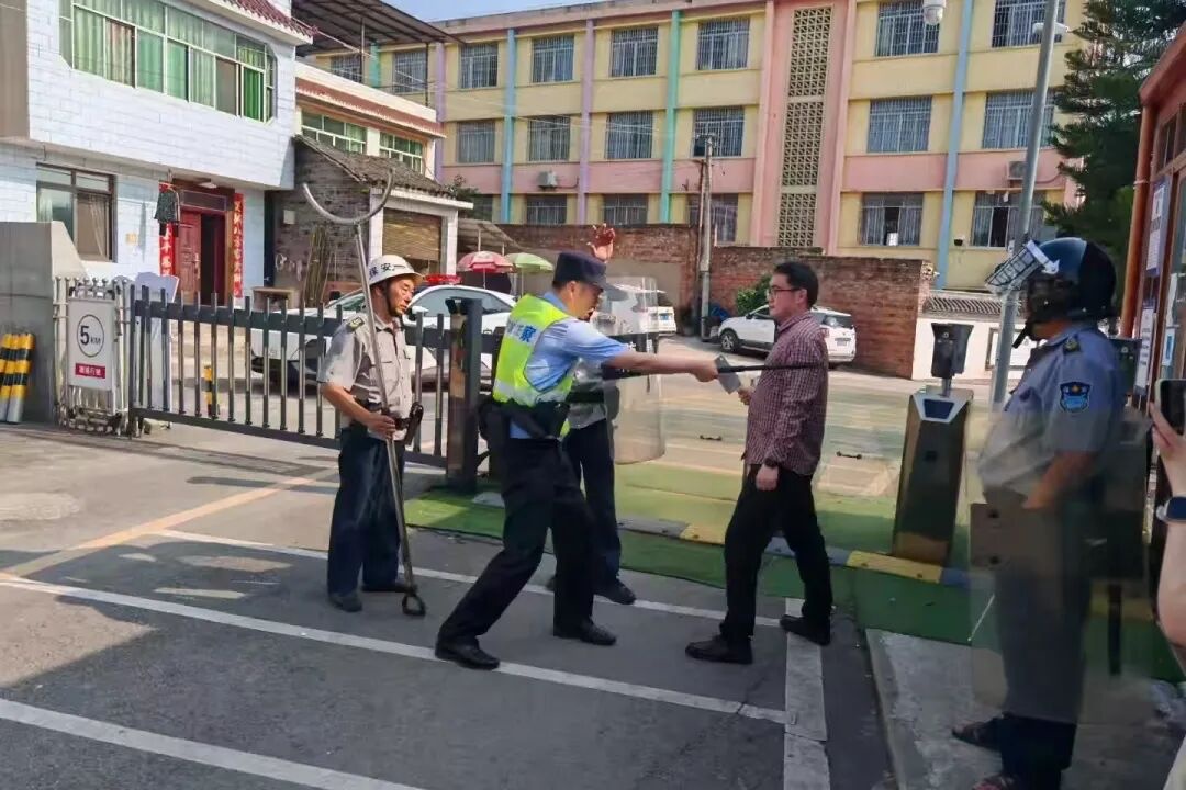 铜梁公安开展校园演练 筑牢校园安全防护网 - 图3