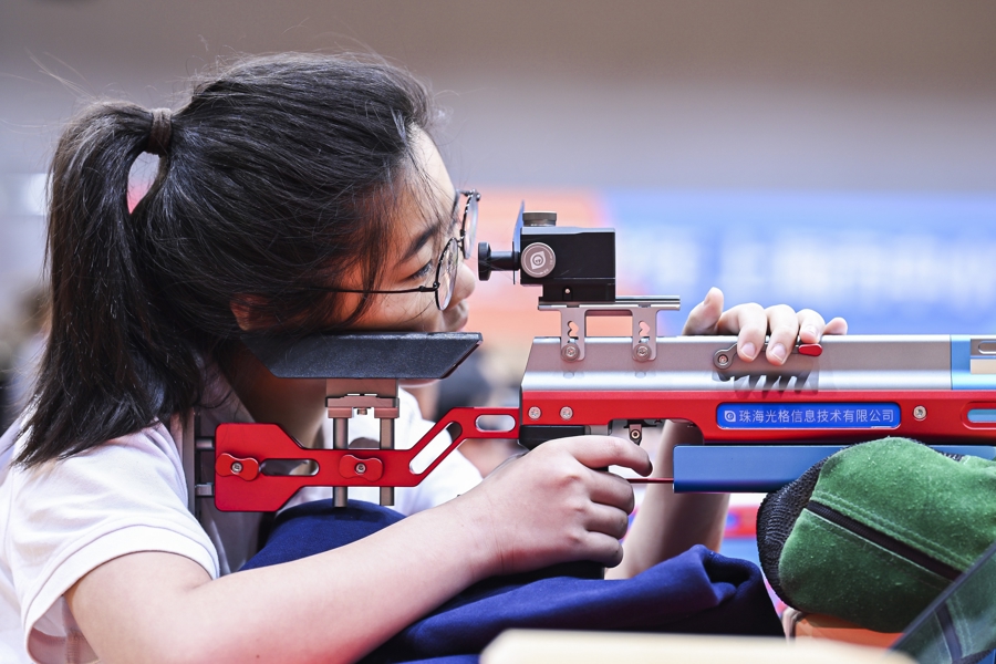 沪上千余学子“枪王”争霸，光电射击赛点燃校园科技体育新热潮 - 图3