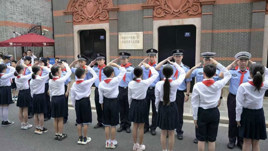 在党的诞生地，一群孩子与警察叔叔有个“红蓝之约” - 图1