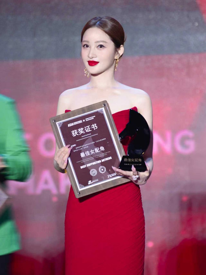 孙嘉璐出席亚洲国际青年影人之夜 获最佳女配角奖 - 图2