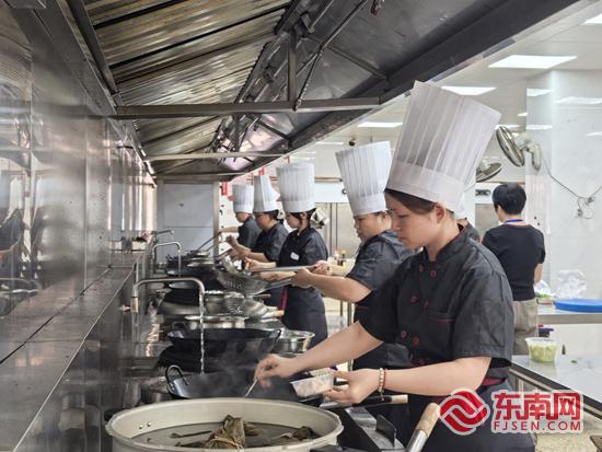 学锁鲜练定型 35人获泉州小吃制作专项证书 - 图1