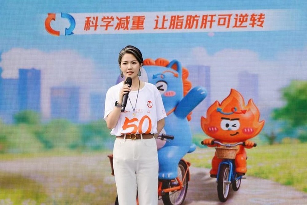 济南华山湖畔上演健康新风尚 百余名女企业家骑行论道科学减重 - 图3