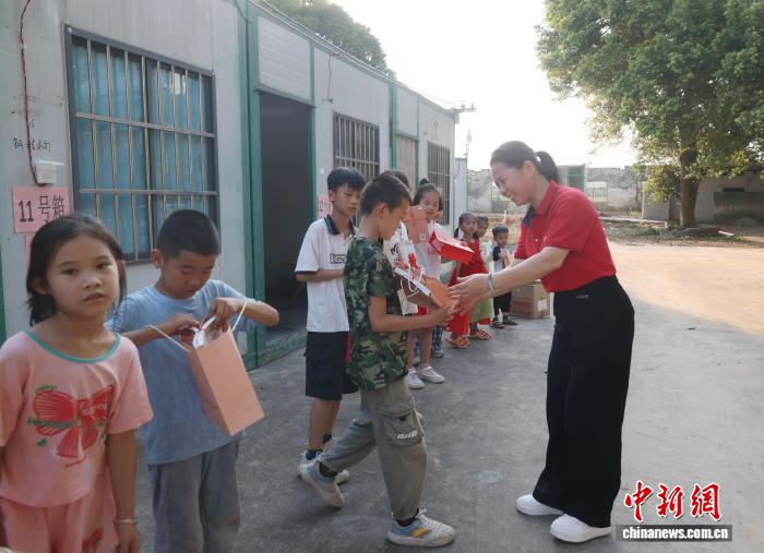 广西柳州志愿者为震后安置点儿童庆“六一” - 图4
