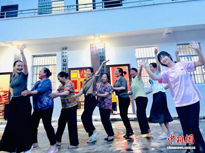 “夜校大课堂”走进广西乡村 村民在家门口享受专业文艺培训 - 图1