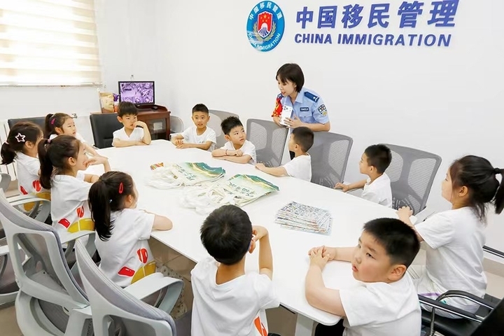 会跳舞会答疑！济南天桥公安机器人“天天”圈粉萌娃 - 图3