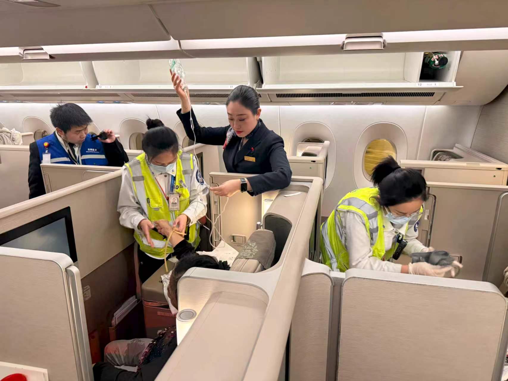 国际空乘日：东航乘务队伍以“四精”服务护航温情旅程 - 图3