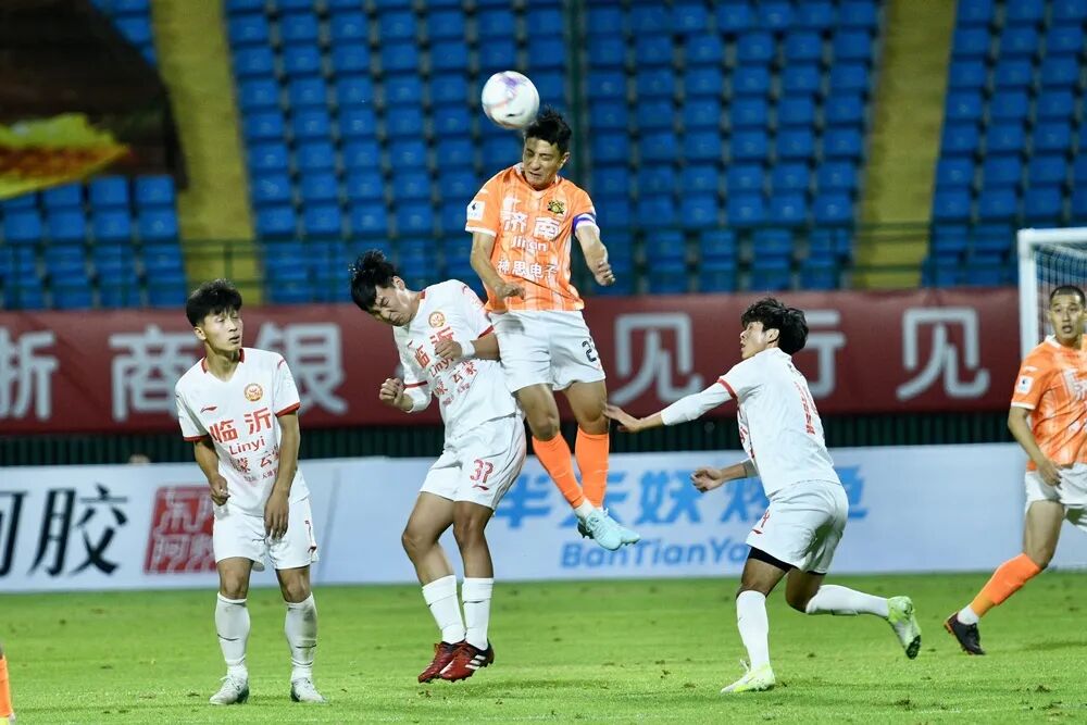 济南队6:0临沂队，近1.5万人现场见证！济南队李威远射破门完美弧线，堪比中超“世界波”，现场视频→ - 图5