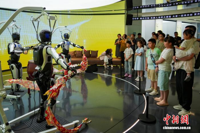 “六一”国际儿童节：儿童近距离感受人形机器人魅力 - 图7