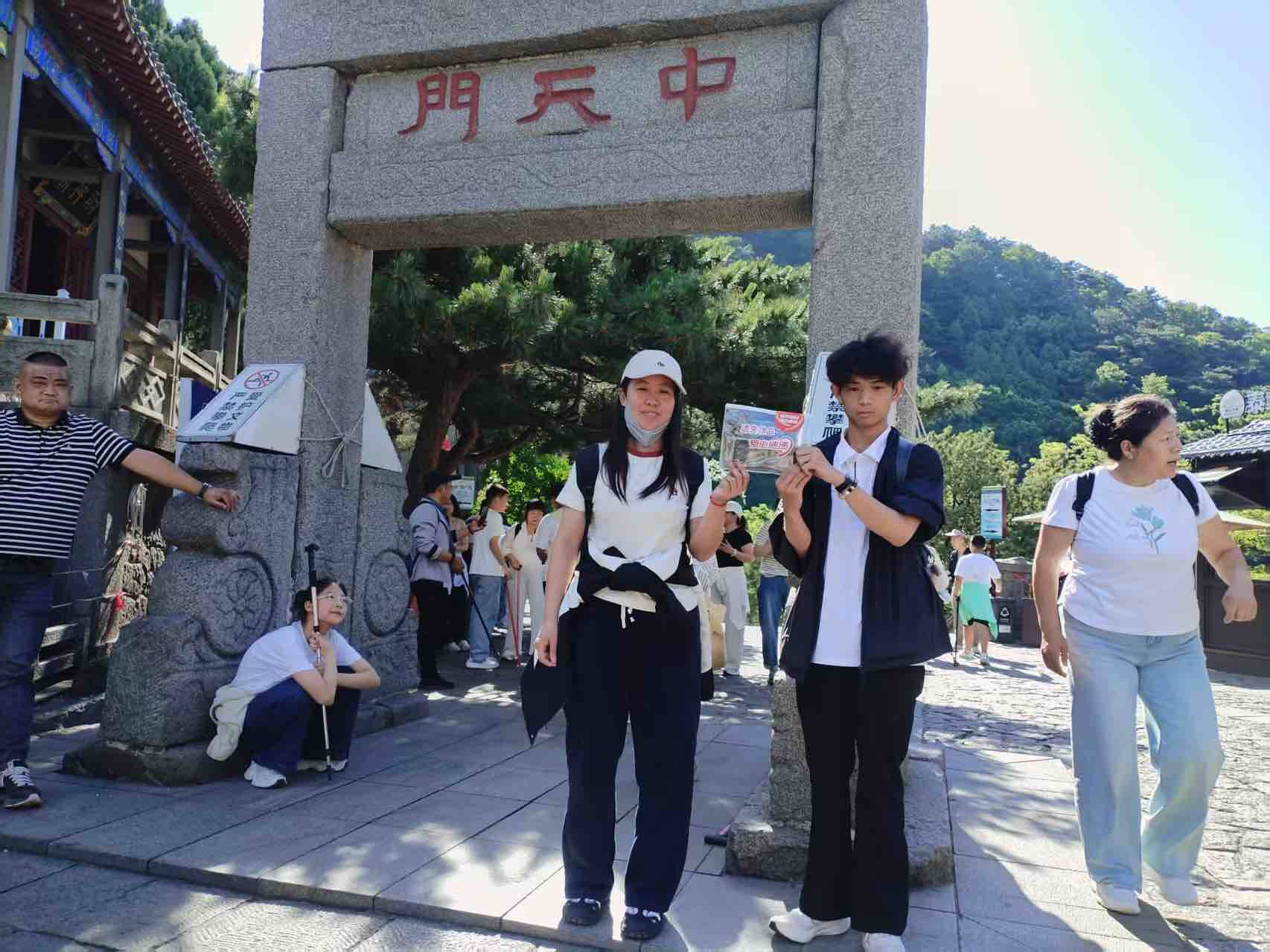 “爱心速递”暖游客 泰山景区民警快速帮游客找回遗失手机 - 图2
