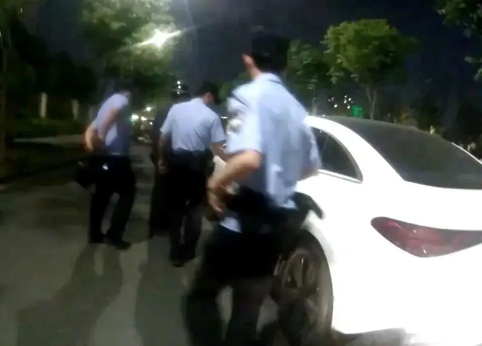 女子深夜开车回家途中电量耗尽，把车停路边，眼神迷离、神情恍惚……路人报警！ - 图2