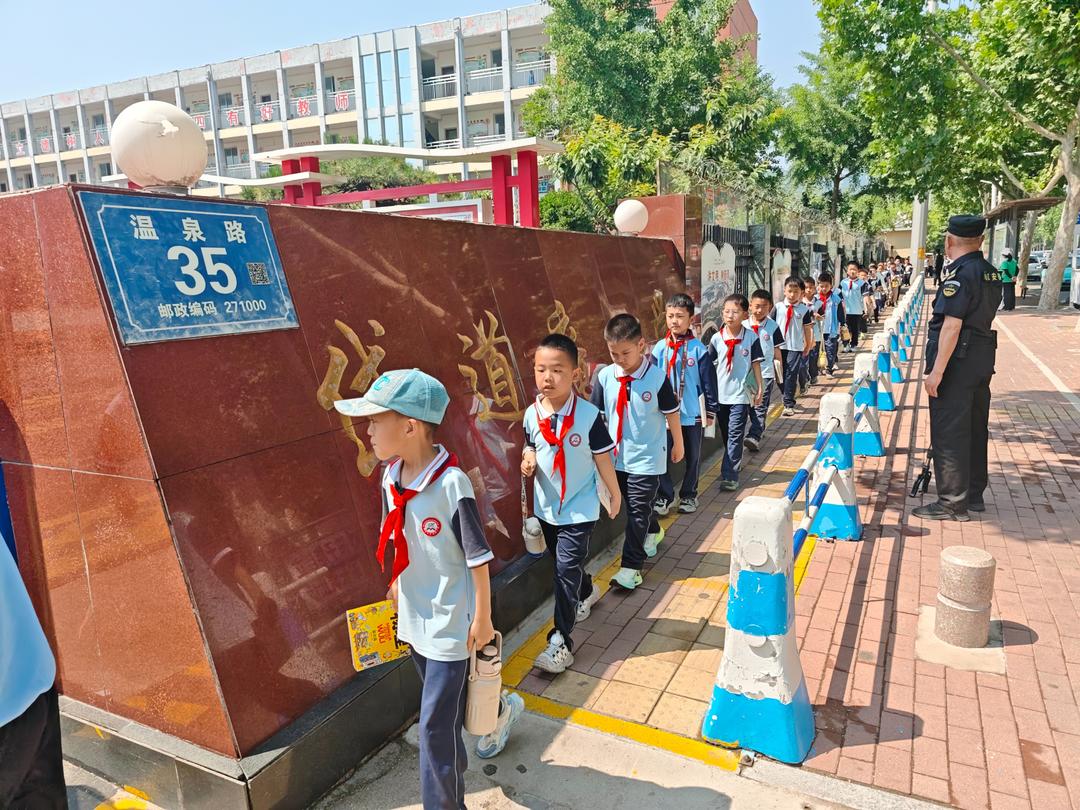 泰山区织密校园安全“防护网” 铺就学子平安“上学路” - 图3