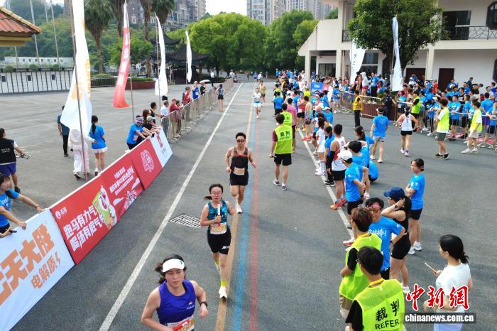 四十年接力 重庆历史最悠久的长跑比赛鸣枪起跑 - 图4
