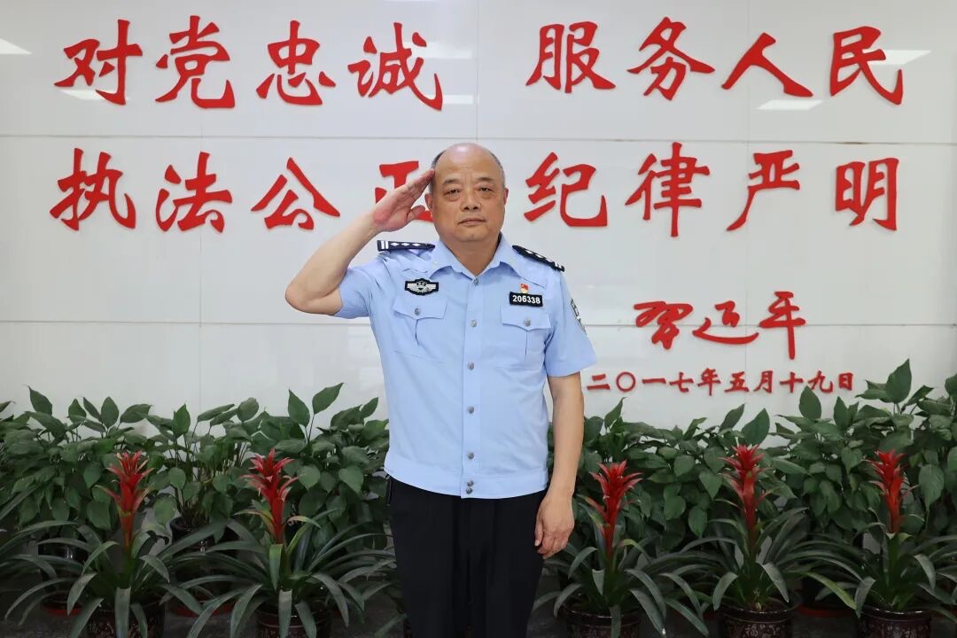 临近退休坚守岗位 铜梁老民警站好最后一班岗 - 图3