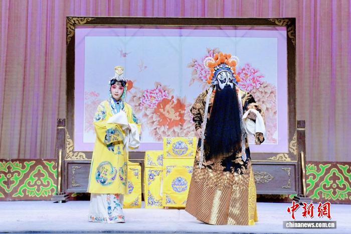 暌违十年全本《霸王别姬》重庆上演 师生同台传承国粹经典 - 图1