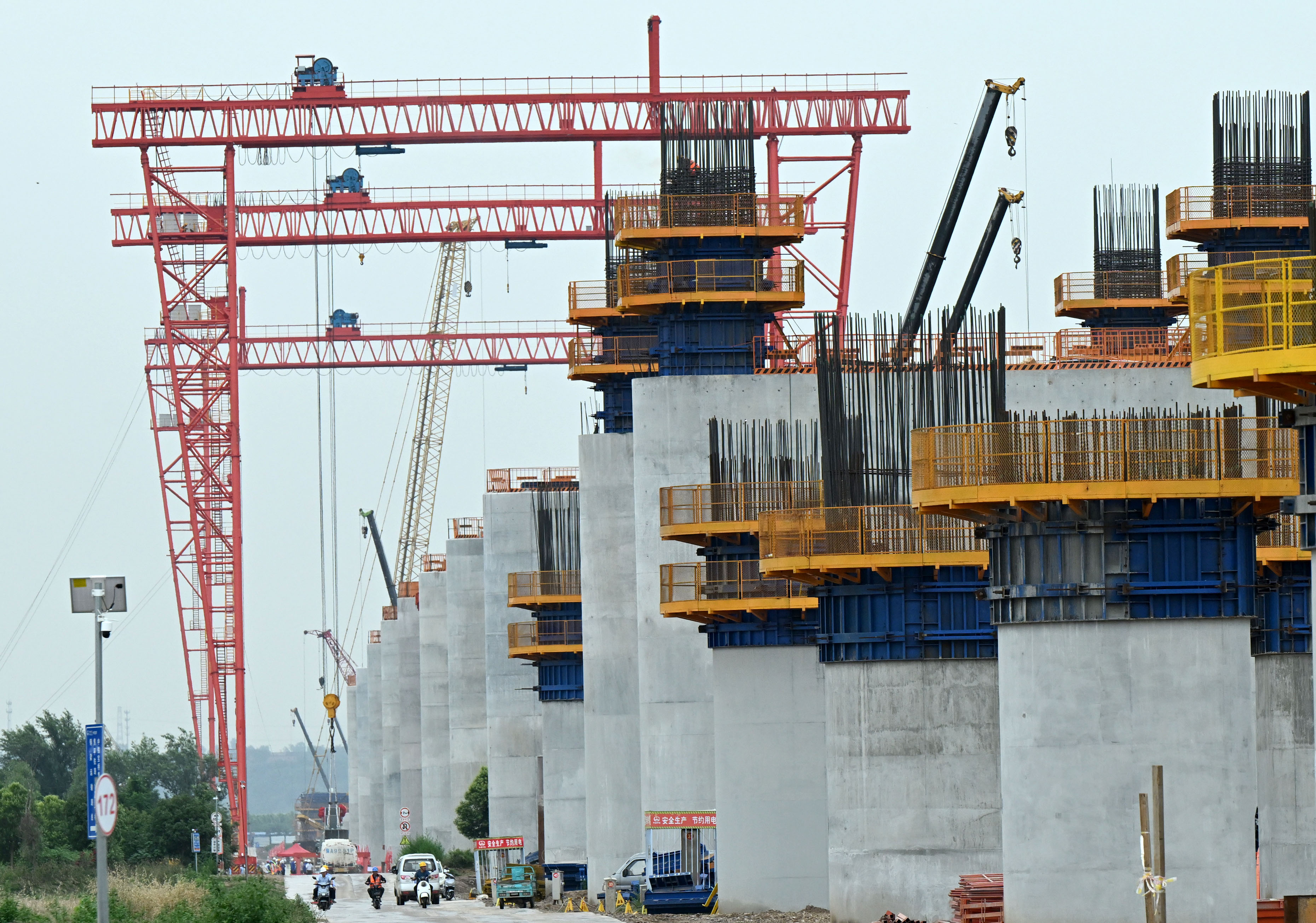 河南洛阳黄河公铁特大桥加紧建设 - 图1