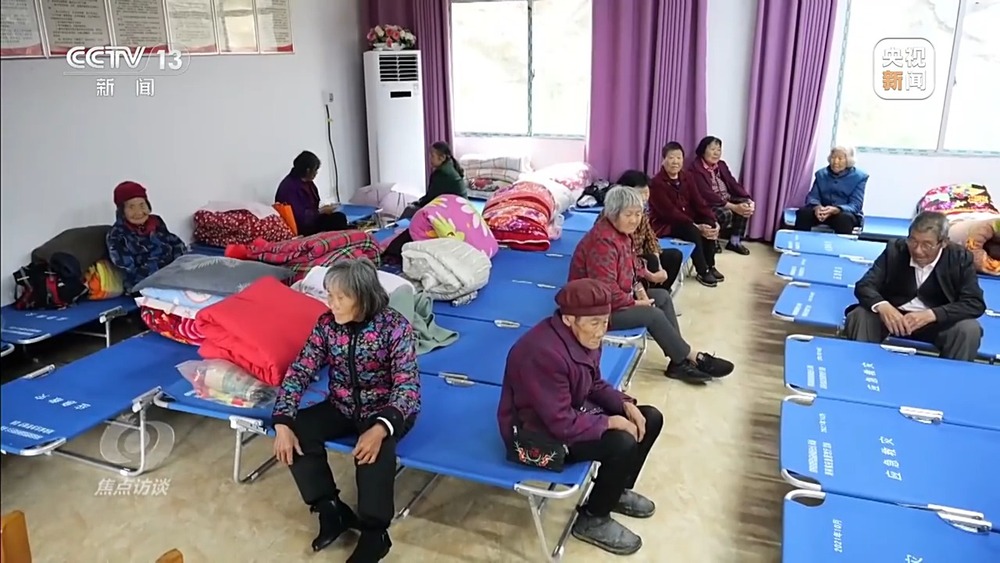 焦点访谈丨不放弃任何一名群众 这些党员化身“逆行者”冲锋在抗洪一线 - 图7