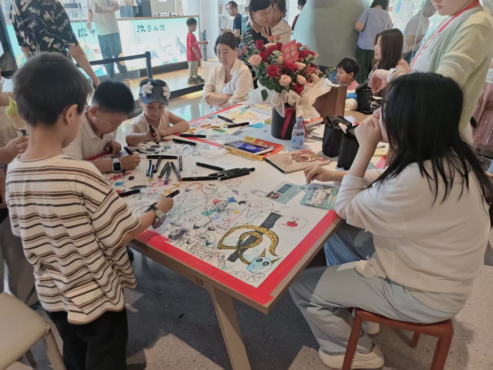 六一带娃去哪玩？郑州又多了个好去处 “妈妈，这个杯子上画的是谁呀？““爸 - 图3