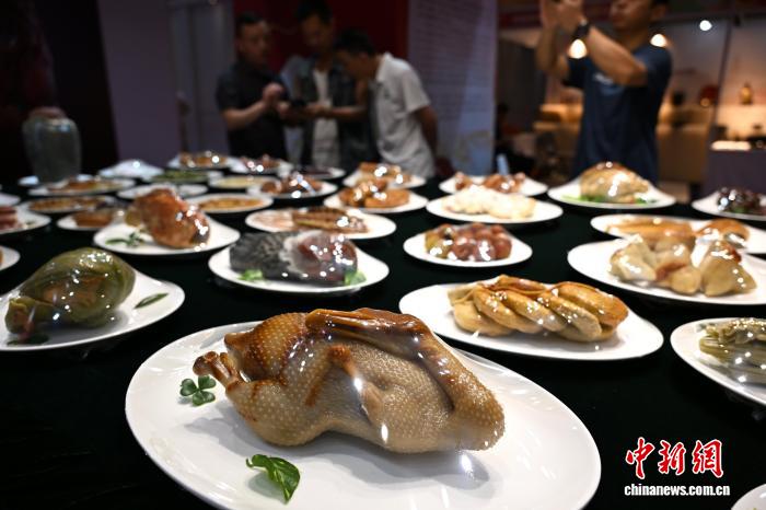 2026中国工艺美术博览会福州开幕 荟萃万千精品 - 图8