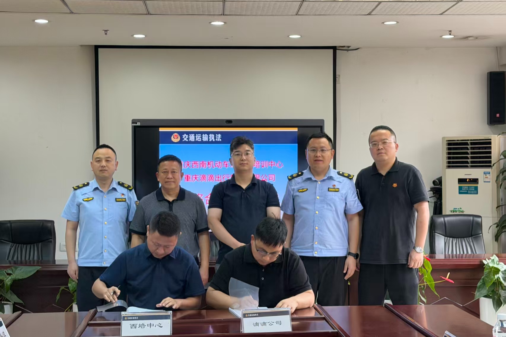 重庆交通执法部门打通网约车从业者服务通道 - 图1