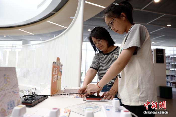 “沪港童阅·文化传承”双城馆史与书目共荐联展亮相上海 - 图1