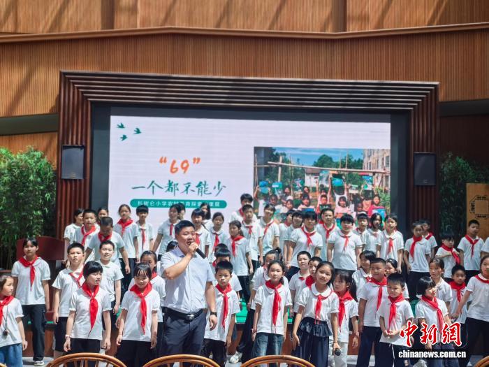 湖南一乡村小学69名学生登台办展：每个孩子都是主角 - 图1