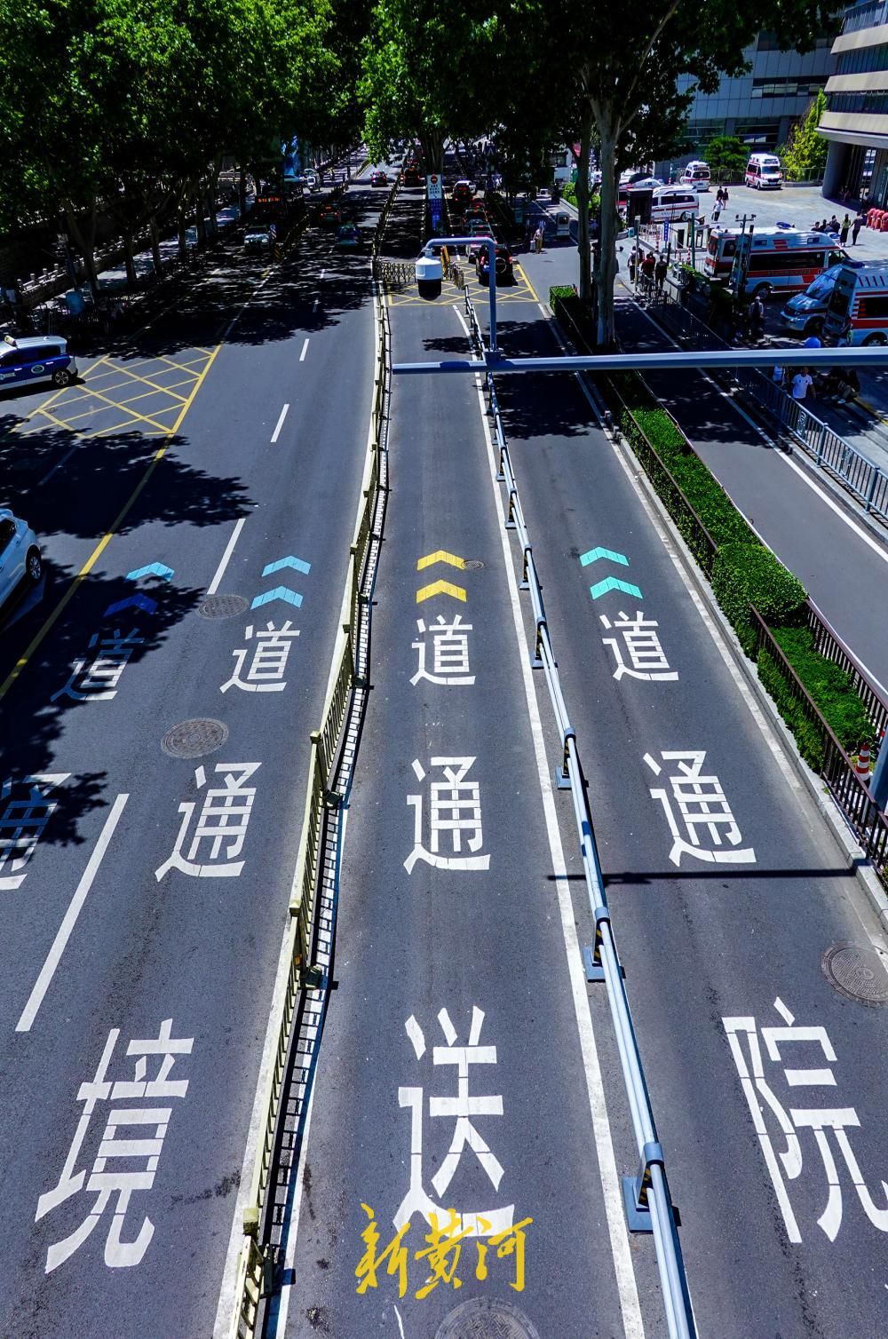 齐鲁医院附近交通标识升级，三色箭头对应入院、接送与过境通道 - 图1