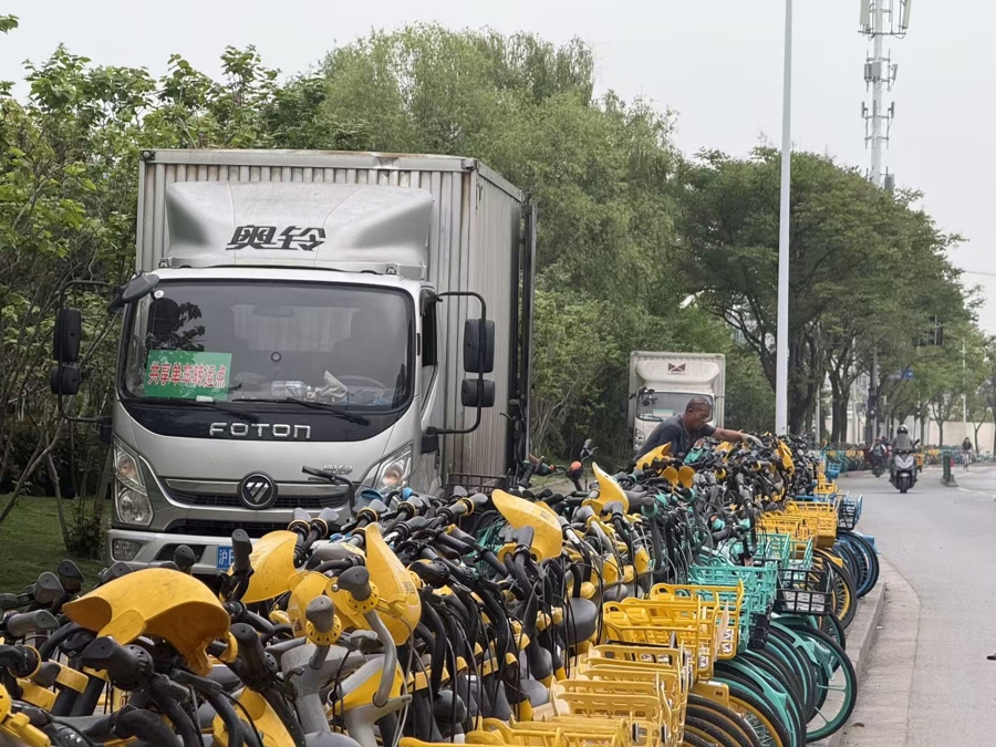 占道装卸、噪音扰民！黎平路人行道沦为共享单车“中转站” - 图2