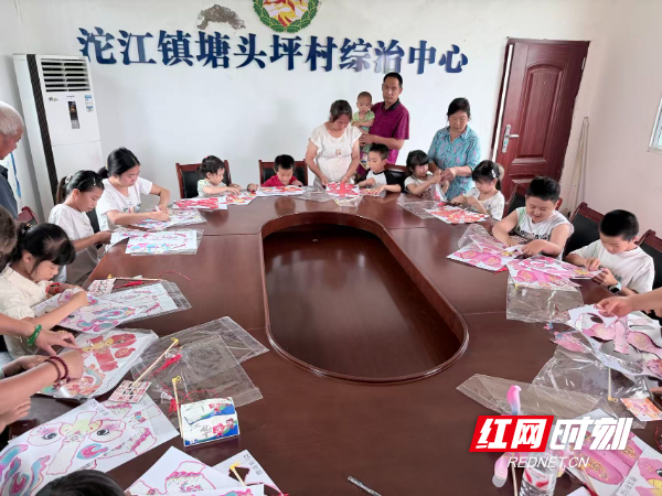 江华瑶族自治县新华书店联合塘头坪村委会开展六一儿童节关爱活动 - 图2