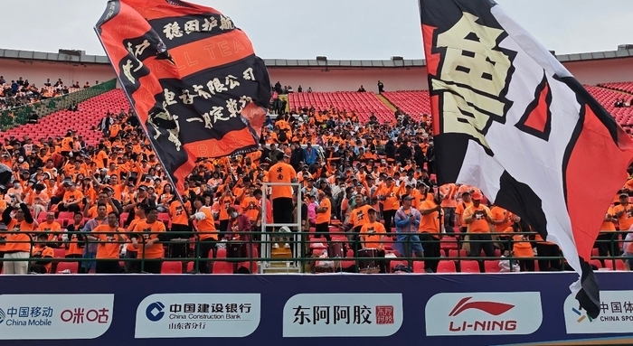 本周六济南队VS临沂队 “一人抵万军”的临沂队球迷：希望大家听到临沂足球的“声音” - 图2