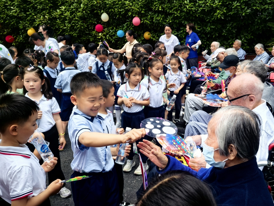 跨代同乐！养老院的“六一”运动会，萌娃与老人擦出别样火花 - 图2