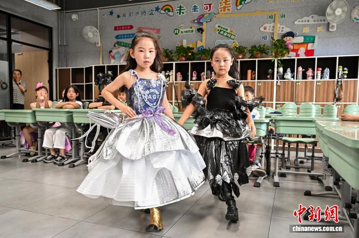 从环保服装到AI人机对话：太原小学生这样过“六一” - 图2