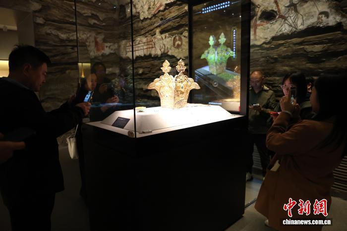 青藏高原出土吐蕃王冠展出 三年接待观众超27万人次 - 图5