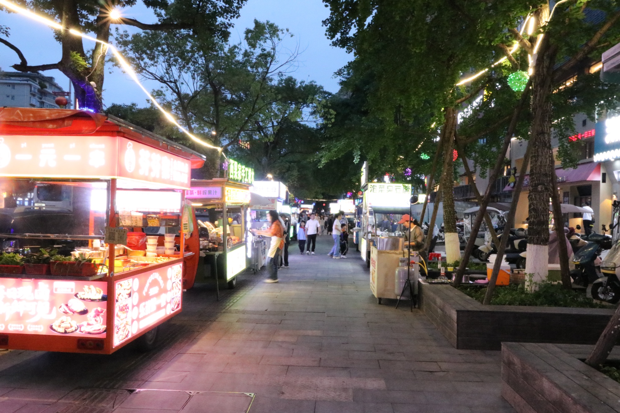 浙江乐清：“痛点”有“优解” 一城温情“治”出文明夜市 - 图1